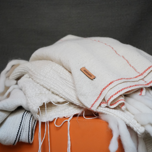 Manta D'Aiken | Merino | Natural con Linea Roja