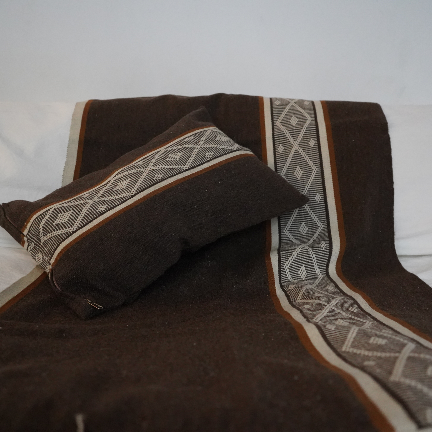 D'och cushion cover |Llama | Natural and Yellow