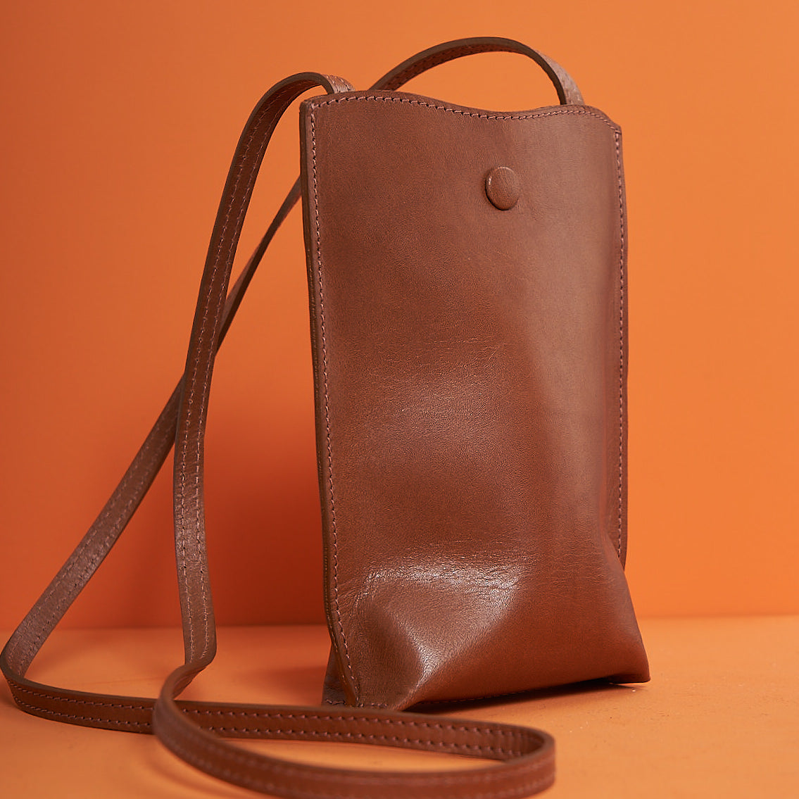 Portacelular Sofia | Cuero vacuno de curtido vegetal| Marrón