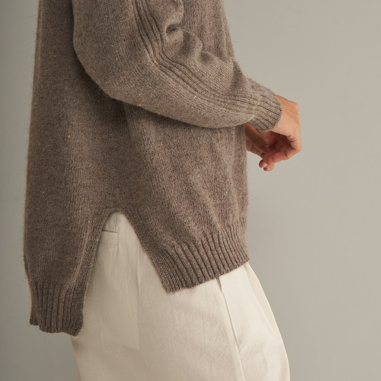 Sweater Anastasia | Llama, Merino & Algodón | Taupe