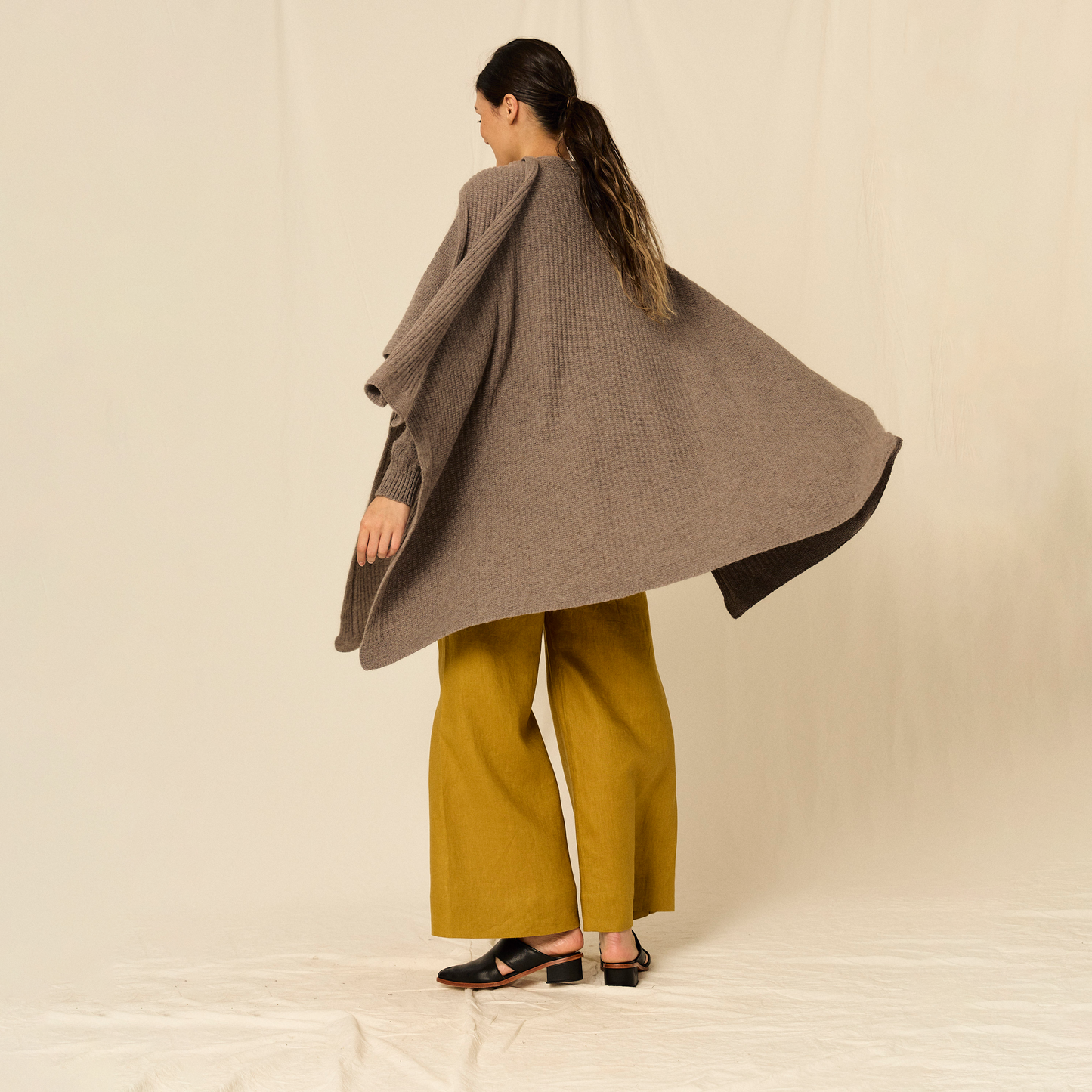 Ruana Lara | Algodón, Llama & Merino | Taupe