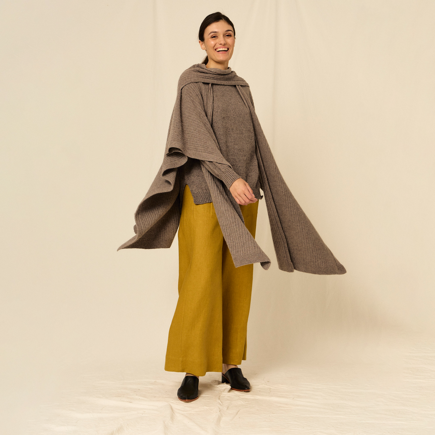 Ruana Lara | Algodón, Llama & Merino | Taupe
