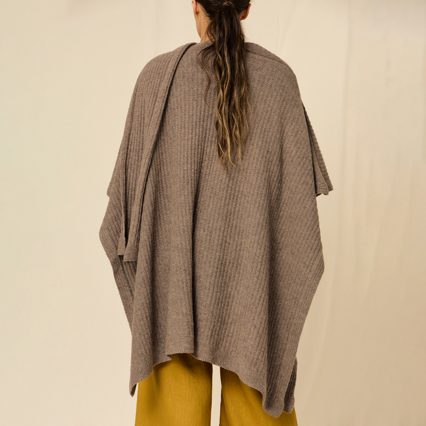 Ruana Lara | Algodón, Llama & Merino | Taupe