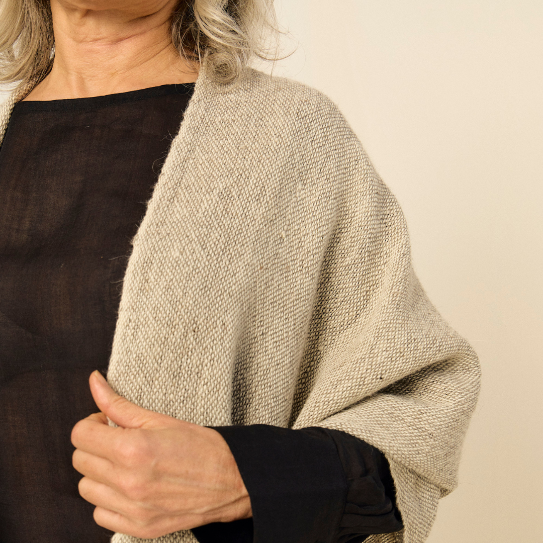 Ruana Victoria | Baby Llama | Natural & Gris