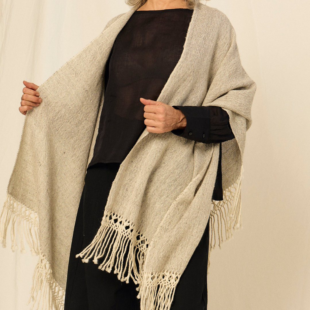 Ruana Victoria | Baby Llama | Natural & Gris