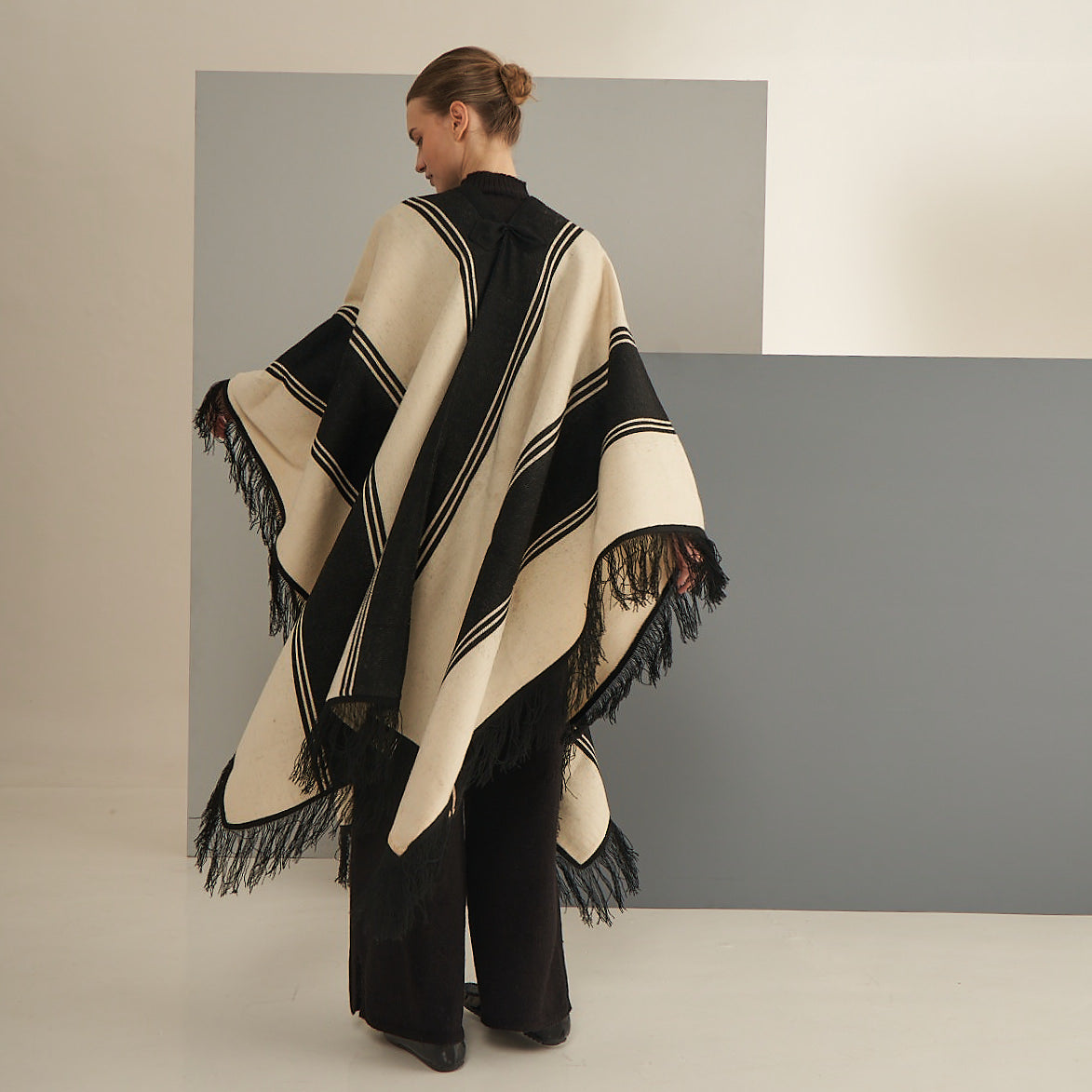 Poncho Zoilo| Llama | Blanco y Negro
