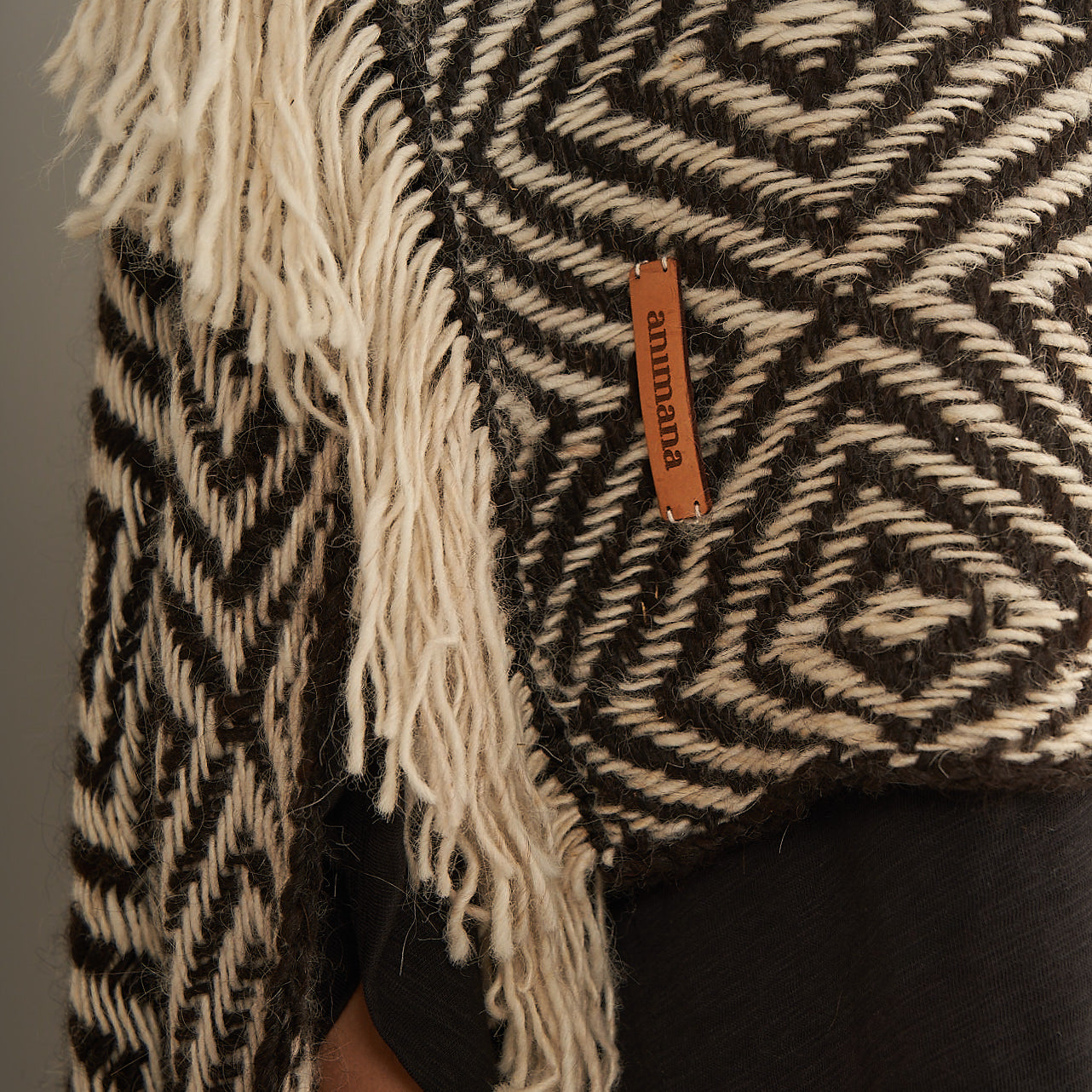 Manta Different | Baby Llama | Natural & Taupe