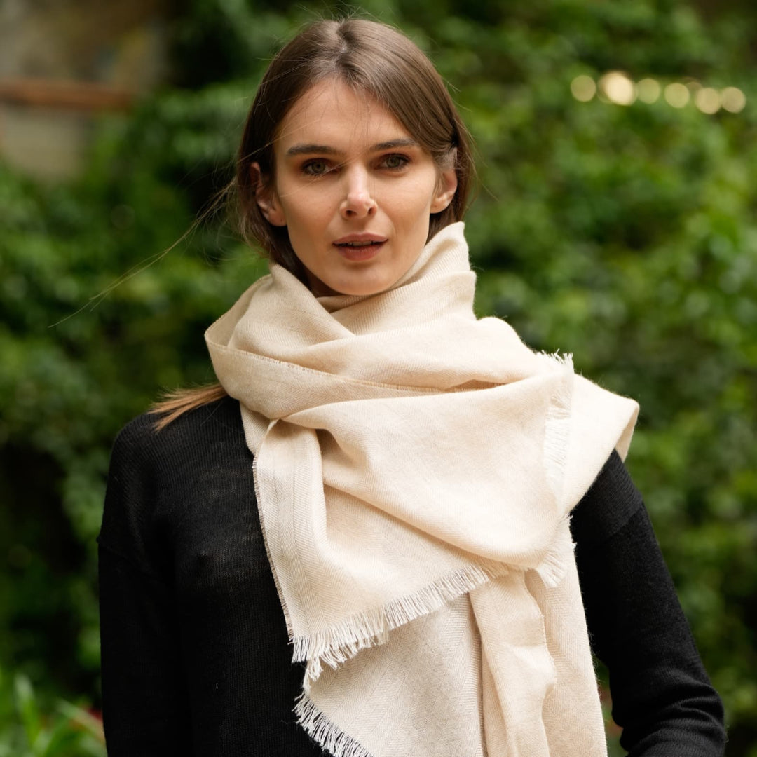 Chal Faustina I 70% Baby Alpaca · 30% Seda natural