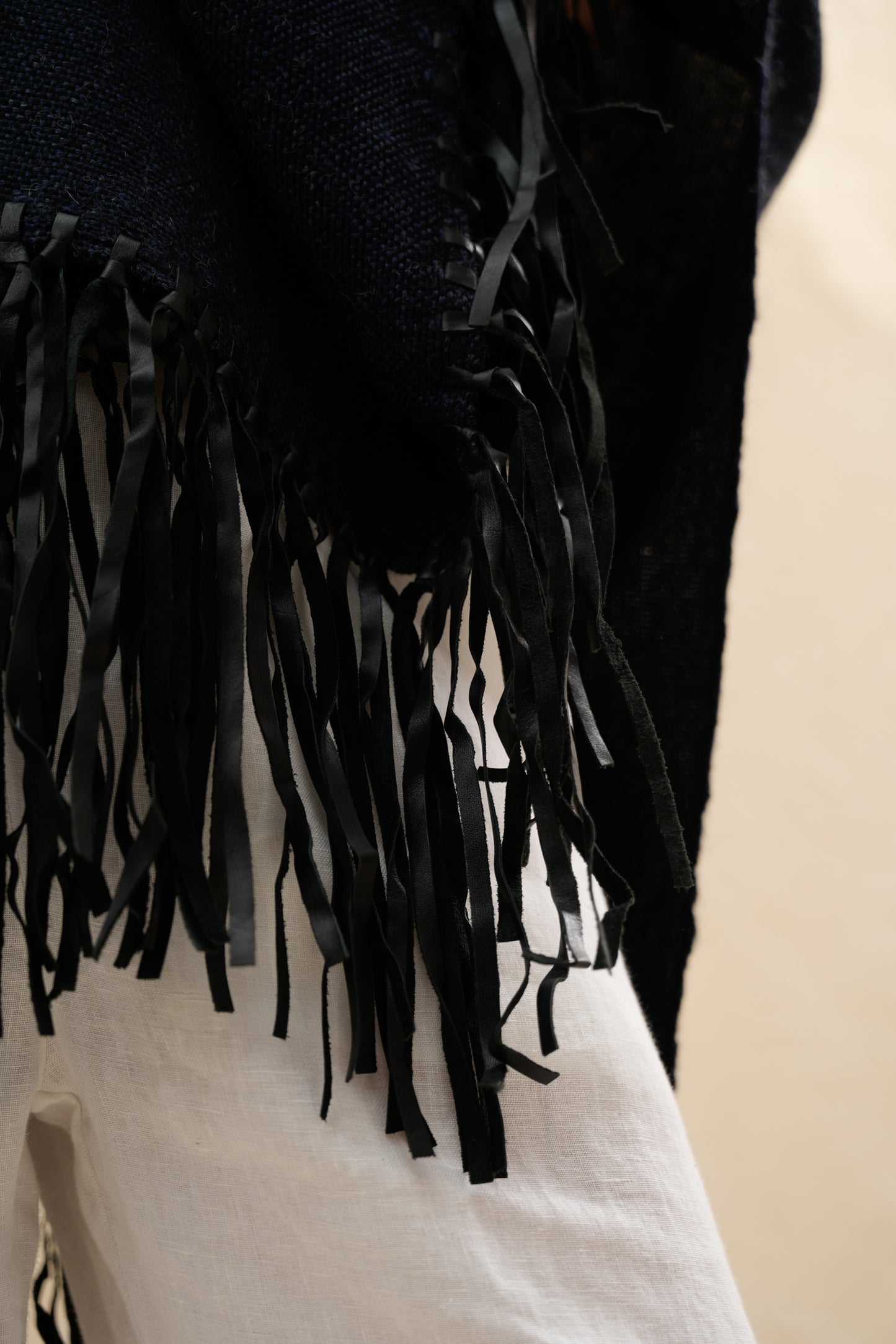 Ruana Afazul| 100% Baby Alpaca, Flecos en Cuero