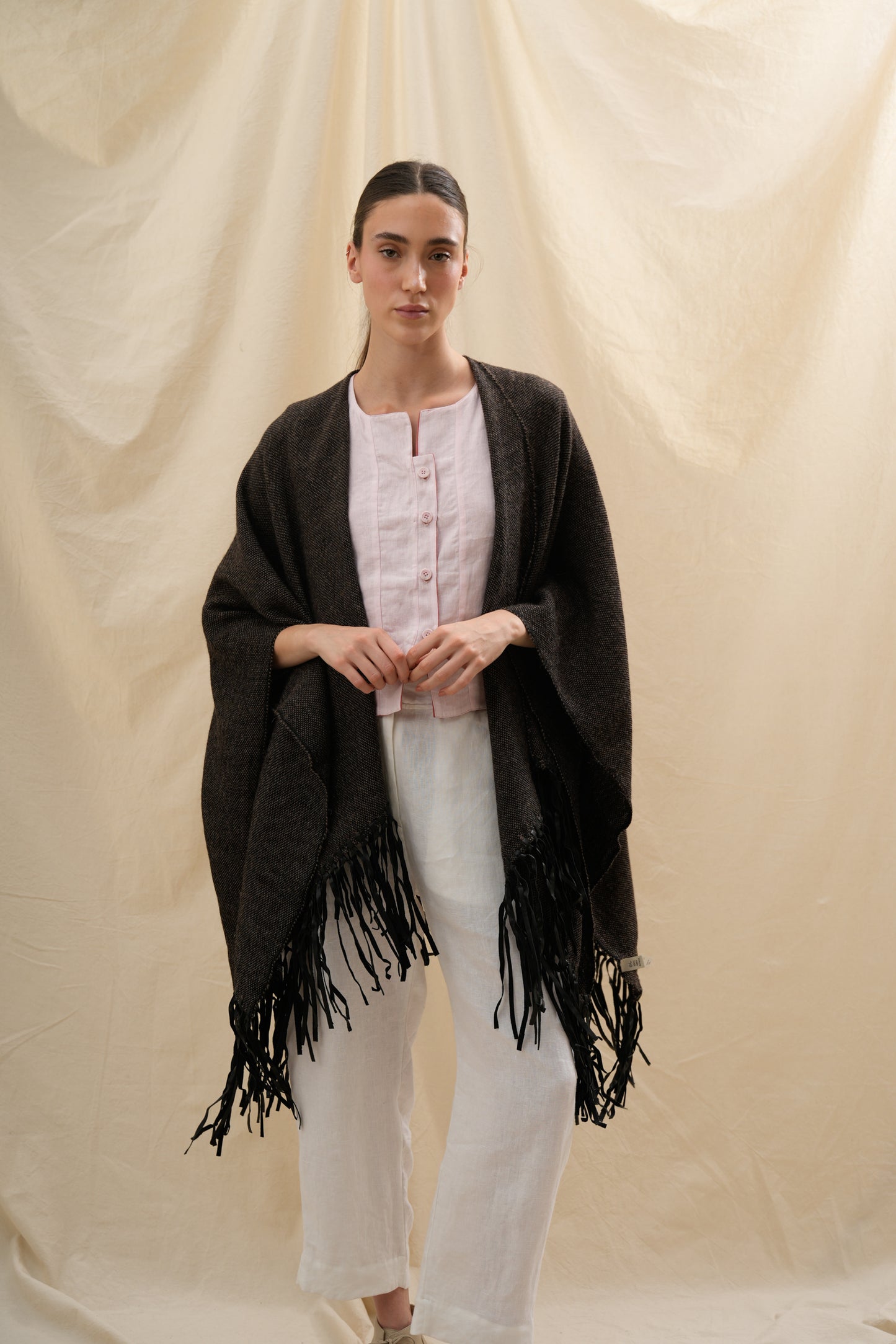 Ruana Afazul| 100% Baby Alpaca, Flecos en Cuero