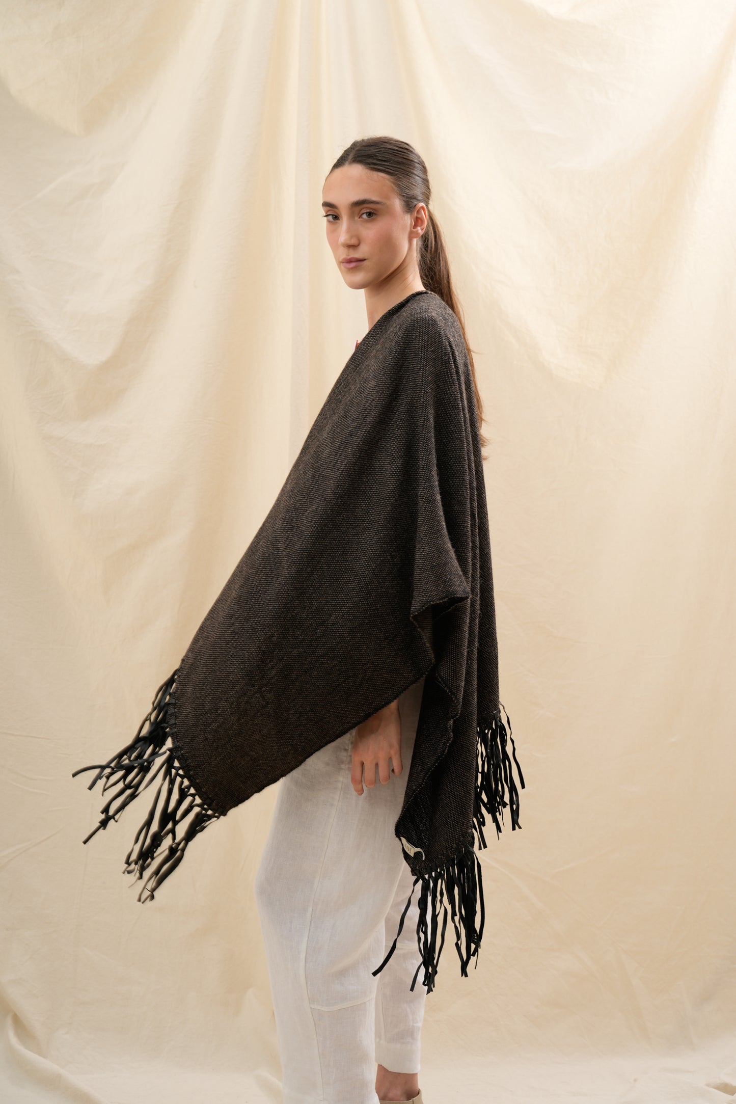 Ruana Afazul| 100% Baby Alpaca, Flecos en Cuero
