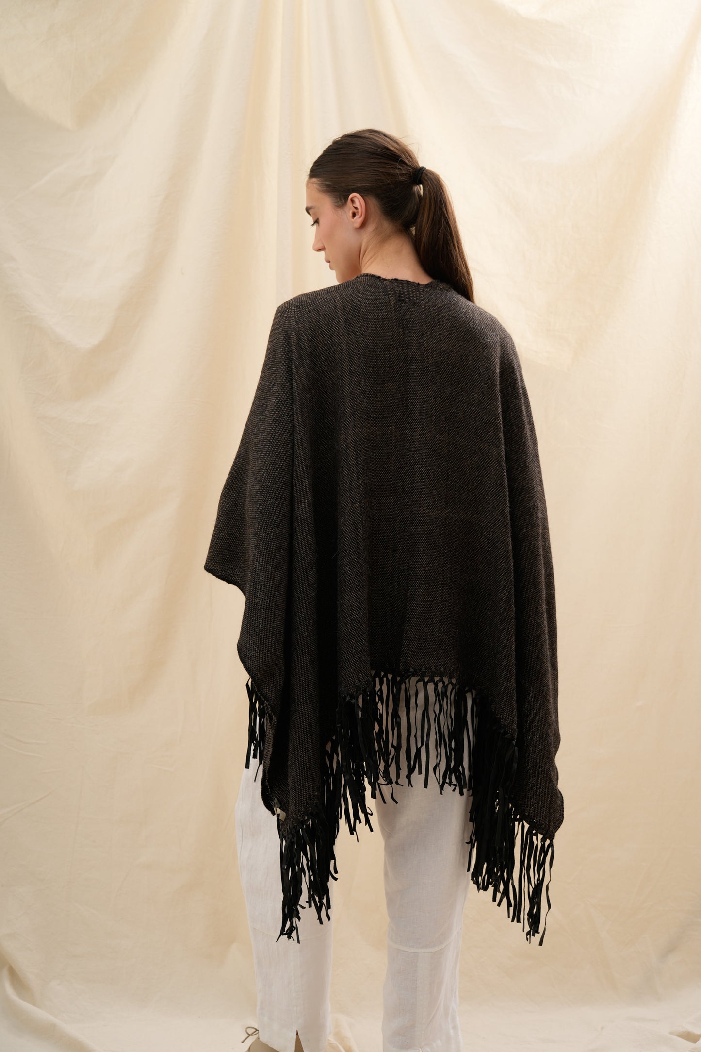 Ruana Afazul| 100% Baby Alpaca, Flecos en Cuero