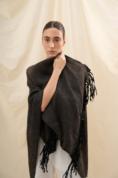 Ruana Afazul| 100% Baby Alpaca, Flecos en Cuero